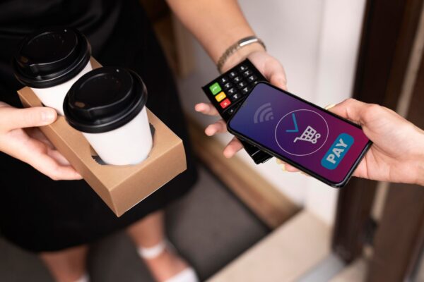 Dampak Digitalisasi terhadap Uang Cash: Analisis Lengkap Perubahan Pola Transaksi, Pengurangan Penggunaan Uang Tunai, Keamanan Finansial, Efisiensi Bisnis, dan Transformasi Sistem Pembayaran di Era Digital bagi Individu dan Perusahaan