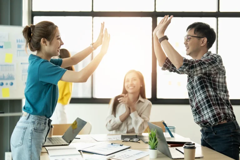 Motivasi dalam Dunia Kerja: Tips, Strategi, dan Inspirasi Agar Tetap Semangat, Produktif, Berprestasi, Menghadapi Tantangan, Meningkatkan Karier, dan Mengembangkan Diri Secara Konsisten dengan Energi Positif dan Disiplin Tinggi